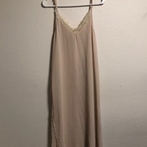 Shift dress with a slit at the bottom